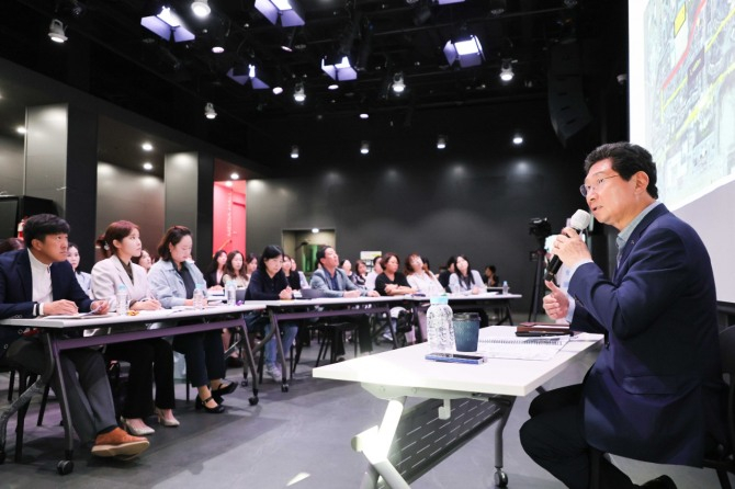 이상일 용인특례시장(오른쪽)이 지난 15일 용인미디에선터에서 기흥구 지역 초등학교 학부모들과 간담회를 갖고 교육현안과 발전방안을 논의하고 있다. /사진제공=용인특례시
