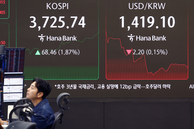 외인과 기관 매수세 영향을 받은 코스피가 16일 3730선을 넘었다. 사진은 16일 서울 중구 하나은행 딜링룸. /사진=뉴스1 