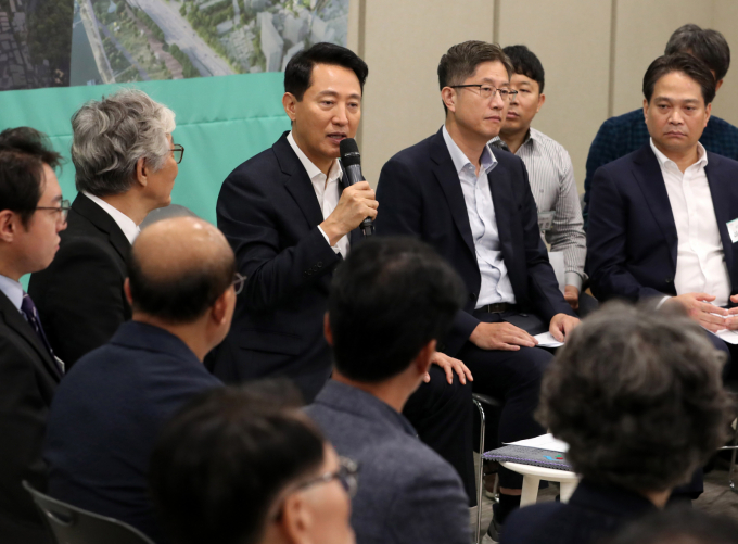 오세훈 서울시장이 정부의 10·15 부동산 대책으로 정비사업이 지연될 수 있다고 우려했다. 사진은 오 시장이 16일 오전 서울시 중구 서울시청 간담회장에서 '주택공급 활성화를 위한 민·관정책협의회'를 열고 모두 발언을 하는 모습 /사진=공동취재단