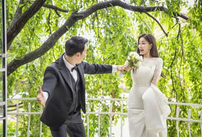  배우 김하영이 16일 자신의 인스타그램에 MBC '신비한TV 서프라이즈' 하차 소식을 전했다. 사진은 김하영과 박상준의 웨딩 화보. /사진=김하영 인스타그램