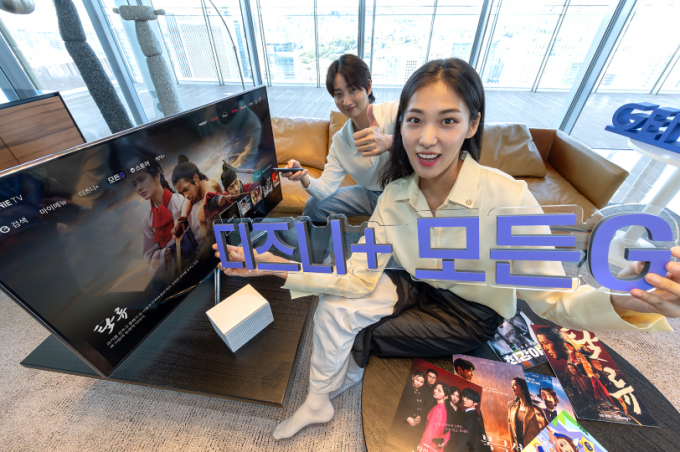 모델들이 '모든G 전용 메뉴' 화면 앞에서 '지니 TV 디즈니+ 모든G'를 소개하고 있다. / 사진=KT