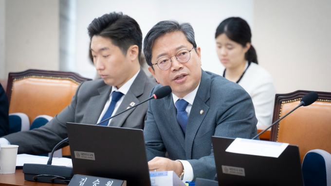홈플러스의 부동산 매각은 단기적으로 현금을 확보하는 데 집중했으나 이는 점포 리뉴얼, 온라인 전환, 물류 시스템 개선 등 핵심 사업 투자에 대한 제약을 초래했다. 사진은 지난 14일 진행된 국회 정무위원회 국정감사에서 김승원 의원(더불어민주당·경기 수원시갑)이 질의에 나선 모습. /사진=김승원 의원실