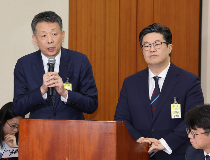 국내 최대 사모펀드(PEF)인 MBK파트너스가 홈플러스 인수 당시부터 부동산 매각과 투자 축소를 병행하는 '현금 회수형 구조'를 설계한 정황이 드러났다. 사진은 김광일 홈플러스 대표이사가 지난 14일 오후 서울 여의도 국회에서 열린 정무위원회 국정감사에서 의원 질의에 답변하고 있는 모습. 오른쪽은 김병주 MBK파트너스 회장. /사진=뉴시스