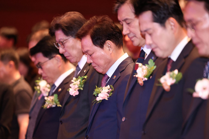 제46주년 부마민주항쟁 기념식이 창원 3.15 아트센터에서 열린 가운데, 박형준 부산시장(사진 안쪽 두번째), 박완수 경남도지사(안쪽 세번째), 조국 조국혁신당 비상대책위원장(바깥쪽에서 세번쨰)이 묵념을 하고 있다. /사진=경남도