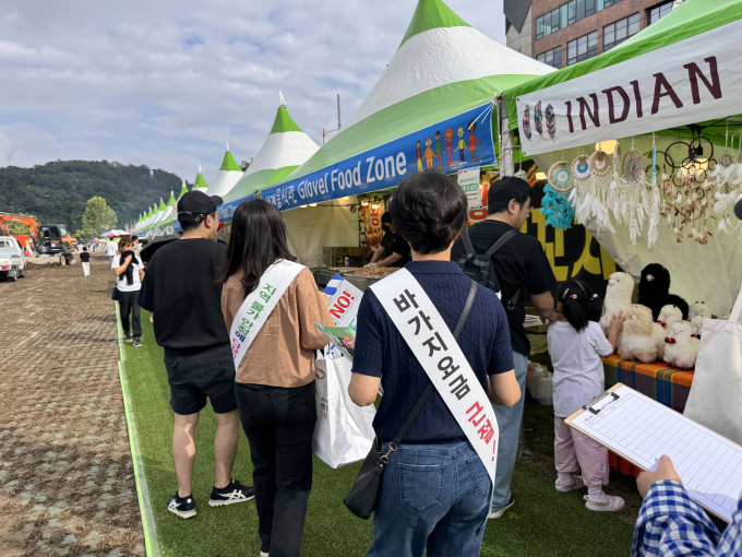진주시가 10월 축제 바가지요금 근절 등을 위해 축제 현장 점검을 하고 있는 모습./사진=진주시