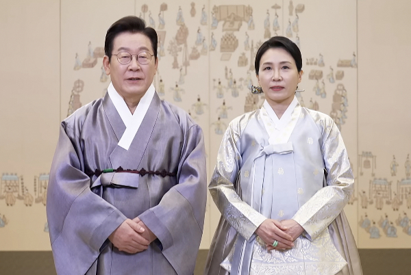 이재명 대통령과 부인 김혜경 여사의 추석 예능 출연을 긍정적으로 보는 시각이 더 많다는 여론조사 결과가 나왔다. 사진은 이재명 대통령과 김혜경 여사가 지난 4일 영상 메시지를 통해 국민들에게 추석 명절 인사를 하는 모습. /사진=뉴스1(KTV 캡처)