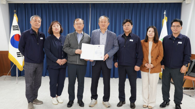 김장호 의정부도시공사 사장 직무대행(왼쪽에서 네번째)과 직원들이 '임산부의 날' 기념 보건복지부 장관상 수상 후 기념촬영하고 있다. /사진제공=의정부도시공사