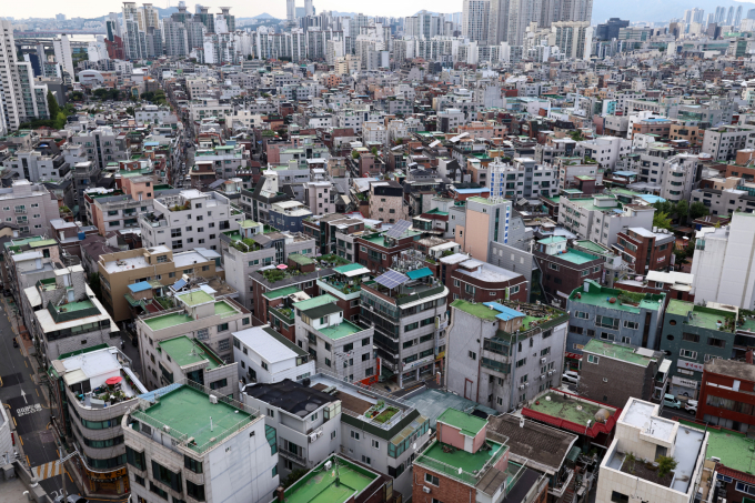 전세의 월세화 현상이 가속 중인 가운데 임차인 보호를 강화하겠다는 취지로 추진되는 '임차인 거주권 9년 보장' 법안이 현실에서는 전세시장 불안 요인으로 작용할 가능성이 크다는 분석이 나온다. 사진은 서울의 한 빌라 밀집 지역. /사진=뉴스1