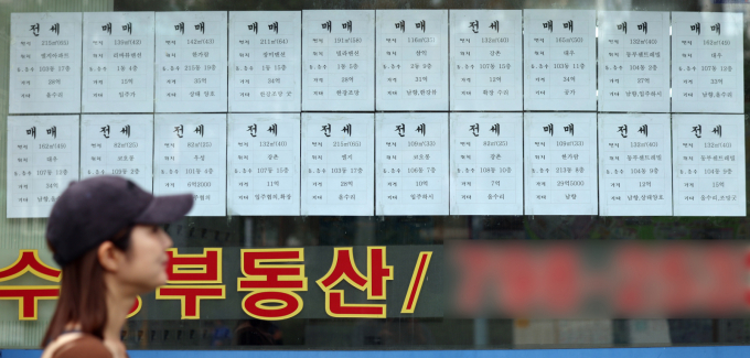 전문가들은 장기계약 의무가 법으로 고정되면 임대사업자들이 전세 자체를 기피하는 현상이 확산될 것으로 전망한다. 사진은 서울 시내의 한 공인중개사 사무소에 매물 전단이 붙어있는 모습. /사진=뉴시스
