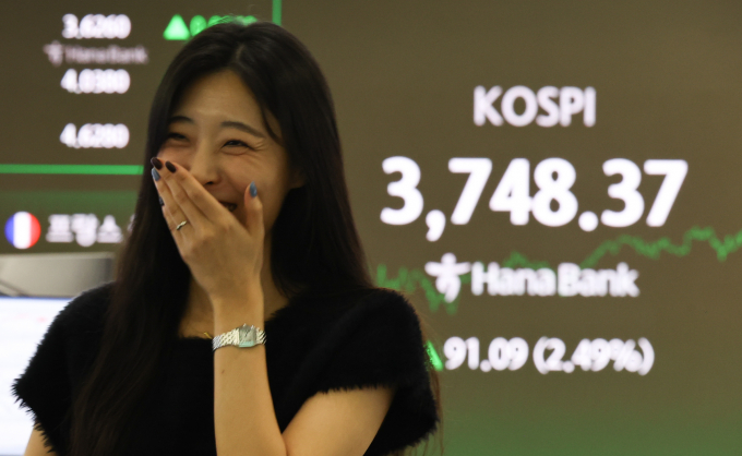 올 3분기 코스피시장 하루 평균 주식 거래대금이 31조5000억원을 넘어선 것으로 나타났다. 사진은 16일 서울 중구 하나은행 딜링룸. /사진=뉴시스