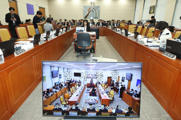 국회 과학기술정보방송통신위원회의 국정감사가 '욕설 문자 논란'으로 인해 또 파행됐다. 사진은 16일 서울 여의도 국회에서 열린 과학기술정보방송통신위원회의 원자력안전위원회 등 국정감사에서 김우영 민주, 박정훈 국힘 의원의 문자메시지 갈등 관련 신상발언 끝에 감사가 중지된 모습. /사진=뉴시스