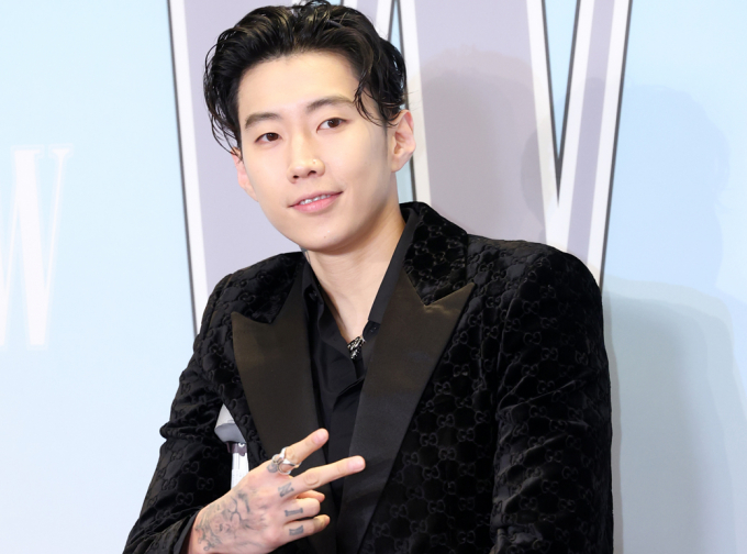 가수 박재범이 16일 자신의 인스타그램에 유방암 인식 향상 캠페인 행사 공연 논란과 관련해 사과와 해명의 글을 올렸다. 사진은 지난 15일 가수 박재범이 서울 종로구 포시즌스 호텔에서 열린 '제20회 유방암 인식 향상 캠페인 자선 행사'에 목발을 짚고 참석한 모습. /사진=뉴스1