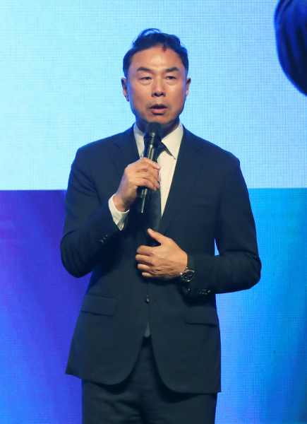 정지영 현대백화점 사장은 이번 인사에서 자리를 지킬 것으로 보인다. 정 사장이 지난해 10월 글로벌 패션 포럼에서  더현대 미래 비전에 대해 발표하고 있다. /사진=뉴시스