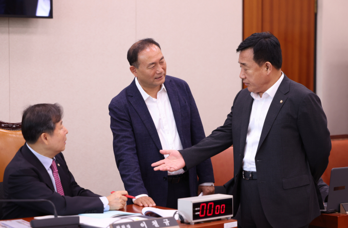 16일 오전 서울 여의도 국회 산업통상자원중소벤처기업위원회에서 열린 대한무역투자진흥공사·한국무역보험공사 등에 대한 국정감사에서 김원이 더불어민주당 간사와 박성민 국민의힘 간사가 질의 시간에 관해 논의하고 있다. / 사진=뉴시스 김명년 기자 /사진=김명년