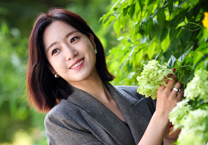  그룹 티아라 멤버 겸 배우 함은정이 영화 '더 테러 라이브' 등을 연출한 김병우 감독과 다음달 30일 결혼식을 올린다. 사진은 지난달 20일 배우 함은정이 서울 종로구 트레이드아크 갤러리에서 뉴스1과 인터뷰를 앞두고 포즈를 취하고 있는 모습. /사진=뉴스1