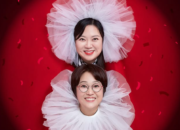 코미디언 송은이와 김숙이 진행하는 콘서트 '비보쇼 with Friends' 공연을 하루 앞두고 주최 측이 공연장 시설 정비로 냉방이 불가하다고 공지해 관람객들의 비판을 받고 있다. /사진='비보티비' 인스타그램