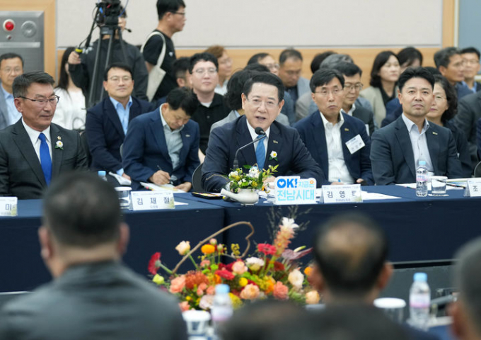 김영록 전남도지사가 16일 보성군청에서 열린 보성군 정책비전 투어 행사에 참석해 인사말을 하고 있다./사진제공=전남도
