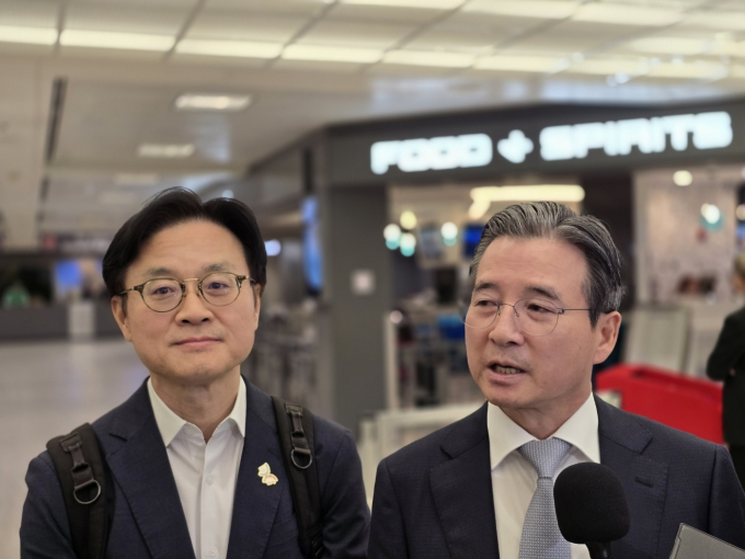 한국 관세협상팀이 미국 워싱턴D.C 도착 후 미국 측과 만나 협상 진행에 나섰다. 사진은 김용범 대통령실 정책실장(오른쪽)과 김정관 산업통상자원부 장관이 지난 16일(현지시각) 미국 워싱턴D.C 인근 댈러스 국제공항으로 입국한 후 취재진 질문에 답한 모습. /사진=뉴스1