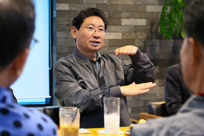 이상일 용인특례시장은 16일 찾아가는 차담회를 열고 기흥 지역 상인들과 소통하는 시간을 가졌다. /사진제공=용인특례시