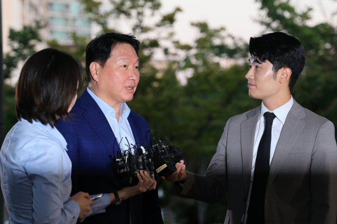 국내 재계 총수들도 대규모 투자 논의를 통해 우호적인 분위기를 조성하고 있다. 사진은 최태원 SK그룹 회장이 도널드 트럼프 미국 대통령과의 관세 협상 지원과 투자 유치 행사에 참석하기 위해 지난 16일 오후 서울 강서구 김포비즈니스항공센터(SGBAC)를 통해 출국하고 있는 모습. /사진=뉴스1
