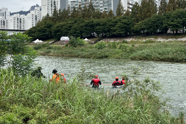 경기 의정부시 중랑천 일대에서 물에 빠져 실종된 중학생으로 추정되는 시신이 발견됐다. 사진은 지난 14일 경기 의정부시 중랑천 일대에서 전날 물에 빠져 실종된 중학생을 찾기 위한 수색 작업이 벌어지고 있는 모습. /사진=뉴스1(경기북부소방재난본부 제공)