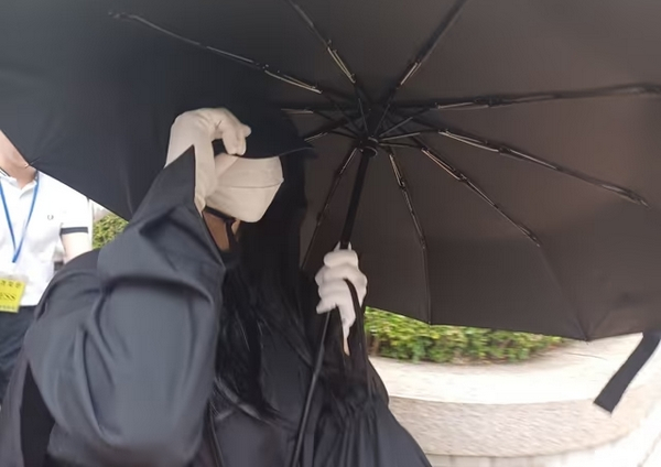 유명인을 상대로 악의적인 비방 영상을 제작해 억대 수익을 챙긴 혐의로 재판에 넘겨진 유튜브 채널 '탈덕수용소' 운영자가 2심에서 징역 4년을 구형 받았다. 사진은 지난해 8월 유튜브 채널 '탈덕수용소' 운영자가 재판에 출석한 모습. /사진=뉴스1(공동취재)