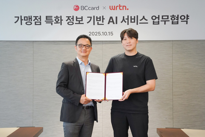 BC카드가 지난 15일 오후 서울 중구 소재 BC카드 본사에서 한국형 AI 서비스 플랫폼 기업 뤼튼테크놀로지스(이하 ‘뤼튼')에 BC카드 데이터 기반 API 서비스인 ‘eat.pl’ 제공을 위한 협약식을 진행했다. 사진은 오성수 BC카드 상무(왼쪽)과 유영준 뤼튼 COO./사진 = BC카드   
