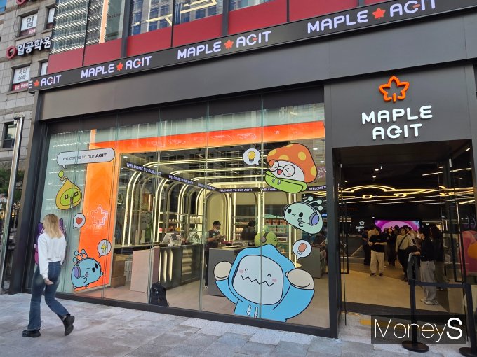 넥슨이 오는 18일 메이플스토리 IP 테마 상설 PC방 '메이플 아지트'(MAPLE AGIT)를 강남역 4번 출구 인근에 정식 오픈한다. 18일부터 11월 2일까지 인기 크리에이터들이 PC방을 운영하는 오픈 기념 행사를 진행하며 11월 3일부터 상시 운영에 들어갈 예정이다. /사진=김미현 기자