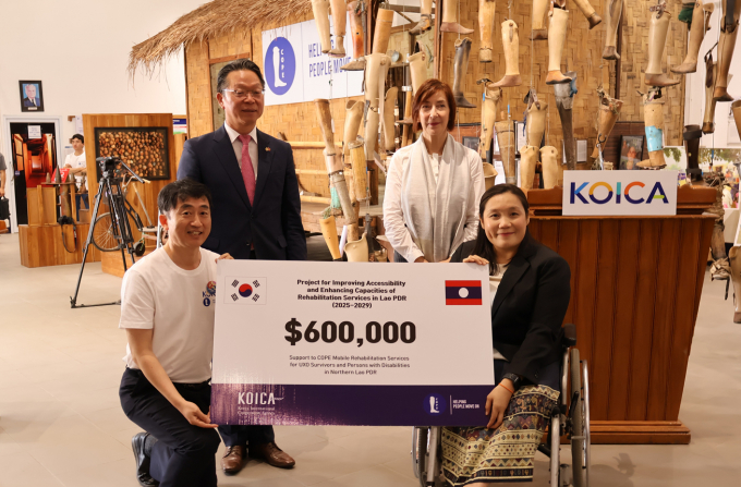 코이카가 K+HOPE 캠페인 현장에서 라오스 북부지역 불발탄 피해자 및 장애인을 위한 모바일 재활서비스 지원 사업의 시작을 알리는 세레모니를 진행했다. (왼쪽부터 오성수 코이카 라오스 사무소장, 정영수 주라오스 대한민국 대사, 마르틴 테헤흐 UNDP 라오스 사무소장, 메타 티파웡COPE 센터장) /사진=코이카