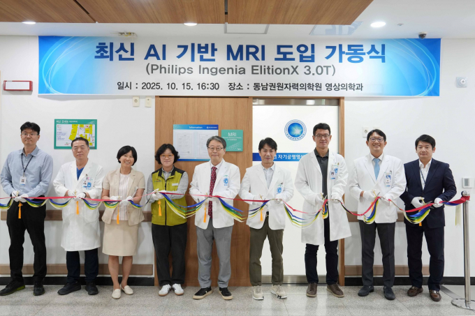 이창훈 동남권원자력 의학원장(가운데)를 비롯한 관계자들이 최신 MRI 도입 가동식에서 기념촬영을 하고 있다./사진=동남권원자력의학원
