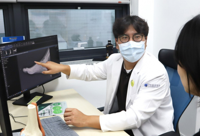 박재홍 센텀종합병원 관절센터 과장이 환자에게 설명하고 있다./사진=센텀종합병원