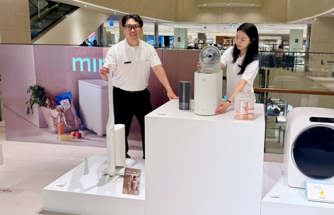 미닉스 관계자가 제품을 설명하고 있다./사진=신세계센텀시티
