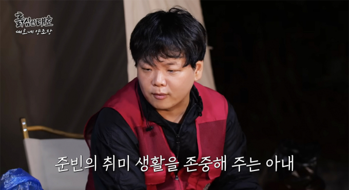 여행 크리에이터 겸 방송인곽튜브가 5세 연하 아내와 결혼을 결심하게 된 이유를 털어놨다.해당 장면은 곽튜브가 김대호에게 결혼 이유를 설명하는 모습. /사진=유튜브 채널 '흙심인대호' 캡처