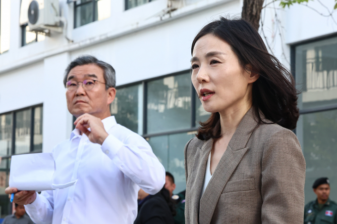 외교부가 캄보디아 당국에 구금된 한국인 59명에 출발 일정에 대해 미정이라고 전했다. 사진은 김진아 외교부 2차관(오른쪽)이 지난 16일(현지시각) 캄보디아 온라인 스캠 범죄단지로 알려진 태자단지를 방문해 현장점검 후 브리핑한 모습. /사진=뉴스1