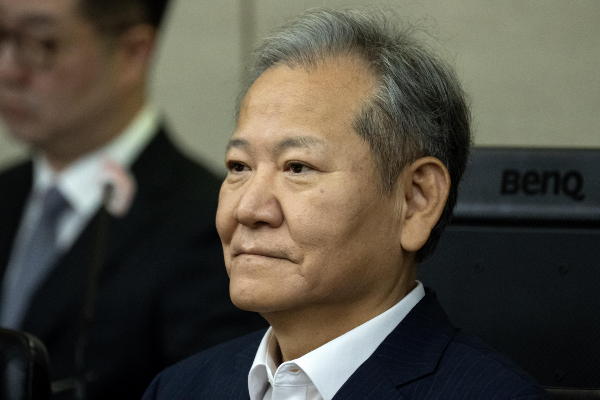 비상계엄 공모 혐의를 받는 이상민 전 행정안전부 장관이 첫 공판에서 자신의 혐의에 대해 전면 부인했다. 사진은 이상민 전 행정안전부 장관이 17일 서울 서초구 서울중앙지법에서 열린 내란 중요임무 종사 등 혐의 첫 공판기일에 출석해 피고인석에 앉은 모습. /사진=뉴시스