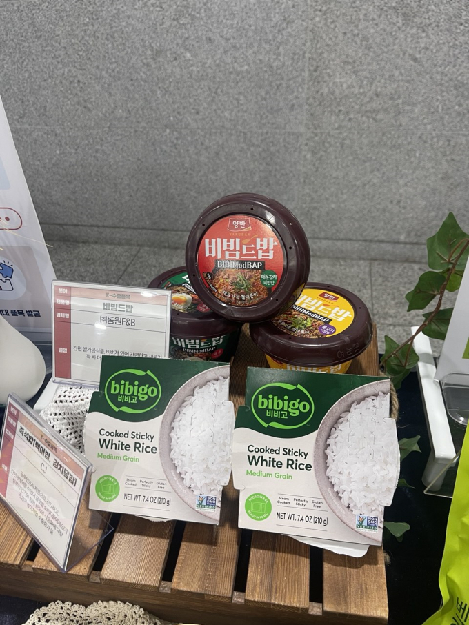 한국농수산식품유통공사 K-푸드 행사에 전시한 미국산쌀로 제작한 즉석밥./사진제공=임미애 더불어민주당 국회의원실