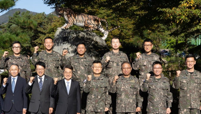 김동연 경기도지사(앞줄 왼쪽에서 세 번째)가 17일 가평 수도기계화보병사단을 방문, 유공자 등 군 관계자들과 기념촬영하는 모습. /사진제공=경기도 