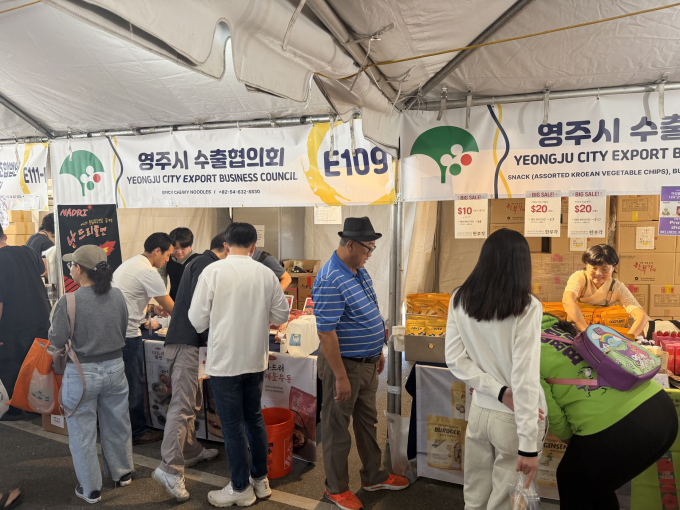지난 16일 영주시가 제52회 LA 한인축제에 참가해 농·특산물을 홍보하고 있다./사진제공=경북 영주시
