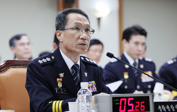 유재성 경찰청장 직무대행이 이진숙 전 방송통신위원장 체포와 관련해 적법한 절차에 따라 이뤄졌음을 주장했다. 사진은 유재성 경찰청장 직무대행이 17일 서울 서대문구 경찰청에서 열린 국회 행정안전위원회 경찰청 국정감사에서 의원들 질의에 답변하는 모습. /사진=뉴스1