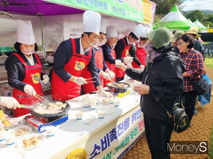 이광일 농협전남본부장(왼쪽 두번째)을 비롯한 임직원들이 17일 화순 고인돌 축제장을 방문한 관람객들에게 한돈 무료 시식 행사를 하고 있다/사진=농협전남본부 제공.
