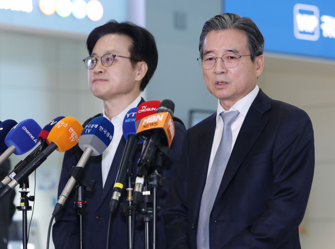 한미 관세 협상 타결이 가시권에 들어선 가운데 협상의 마지막 쟁점은 3500억달러(약 500조원) 규모의 대미 투자펀드를 트럼프 대통령의 요구대로 '3년 내 선납'(Up Front) 형태로 전액 조성할지, 아니면 장기간에 걸쳐 분납할지 여부다. 사진은 김용범 대통령실 정책실장이 한미 관세 협상 후속 협의를 위해 지난 16일 인천국제공항 제2터미널에서 워싱턴 D.C.로 출국하기 앞서 취재진의 질문에 답하고 있다. 왼쪽은 김정관 산업통상부 장관. /사진=뉴시스