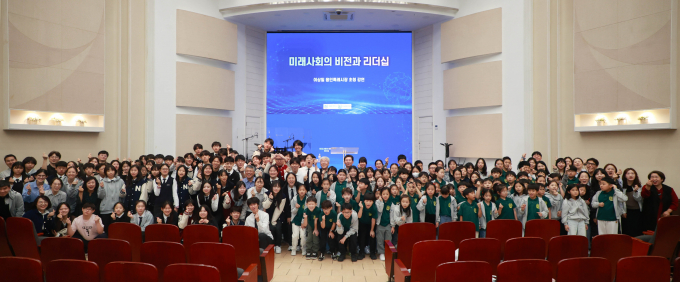 이상일 용인특례시장은 17일 새물결기독학교 학생을 대상으로 특강을 진행하고 단체사진을 찍고 있다. /사진제공=용인특례시  
