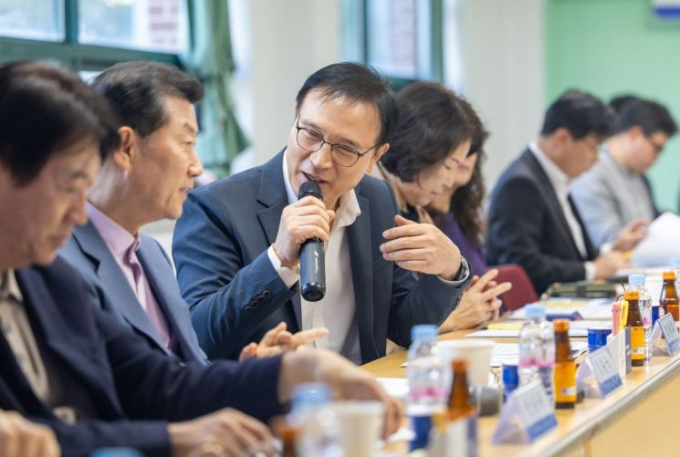 임태희 경기도교육감이 17일 국제첨단농업전문학교에서 하림 그룹 김홍국 회장을 초청해 '미래첨단농업학교' 조성을 위한 비전 간담회를 개최하고 있다. /사진제공=경기도교육청   