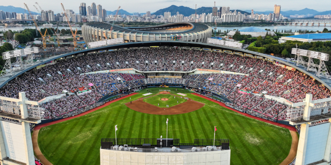 14일 오후 서울 송파구 잠실야구장에서 열린 프로야구 '2025 신한 SOL뱅크 KBO 리그' KIA 타이거즈와 LG 트윈스의 경기, 야구팬들이 열띤 응원을 펼치고 있다. /사진=뉴스1