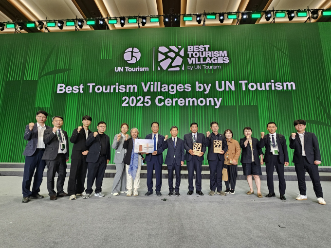 경기 양평군이 17일 중국 저장성 후저우시 안지현에서 열린 유엔관광기구(UN Tourism) 최우수 관광마을 시상식에서, 양서면 양수리 두물머리가 '2025 최우수 관광마을'로 선정돼 수상패를 받고 있다. /사진제공=양평군