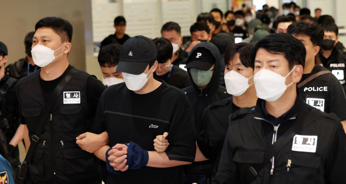  캄보디아 당국의 범죄단지 단속으로 적발돼 구금됐던 한국인들이 18일 오전 인천국제공항 2터미널을 통해 송환되고 있다.  이번 송환 대상자들은 이른바 '웬치'로 불리는 캄보디아 범죄단지에서 보이스피싱이나 로맨스 스캠(사기) 등 범죄에 가담한 혐의를 받고 있다. 이들은 호송 차량 23대 등을 타고 충남경찰청 등 6개 관할 경찰관서로 압송된다./사진=뉴스1