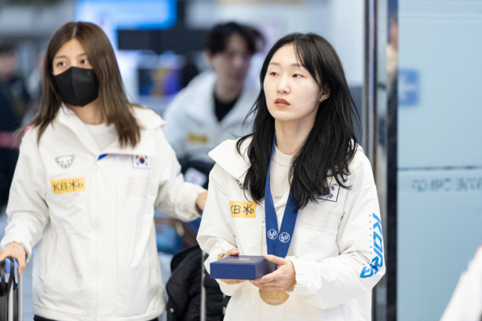 쇼트트랙 최민정이 2025 국제빙상경기연맹(ISU) 쇼트트랙 선수권대회를 마치고 지난 3월 김포국제공항을 통해 귀국하고 있다. /사진=뉴스1