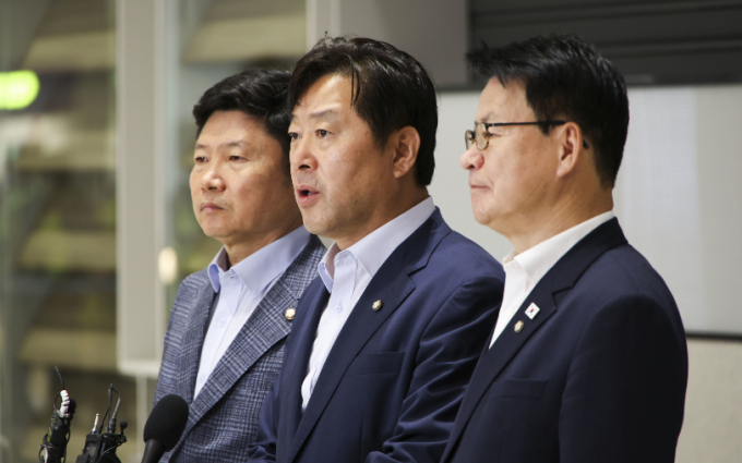 한인 납치·감금 사태 관련 캄보디아 파견을 마친 더불어민주당 재외국민안전대책단 임호선·홍기원·황명선 의원이 18일 오전 인천국제공항을 통해 입국하며 발언하고 있다. /사진=공동취재단(뉴스1)