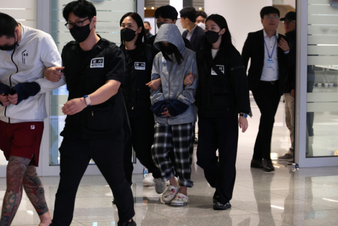 캄보디아 당국의 범죄단지 단속으로 적발돼 구금됐던 한국인들이 18일 오전 인천국제공항 2터미널을 통해 송환되고 있다. /사진=뉴시스(공동취재)