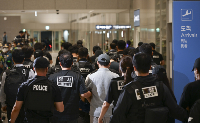  캄보디아 당국의 범죄단지 단속으로 적발돼 구금됐던 한국인들이 18일 오전 인천국제공항 2터미널을 통해 송환되고 있다./사진=뉴시스